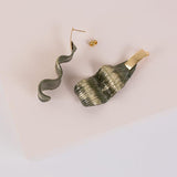 Aretes largos HOJA de porcelana verde y oro