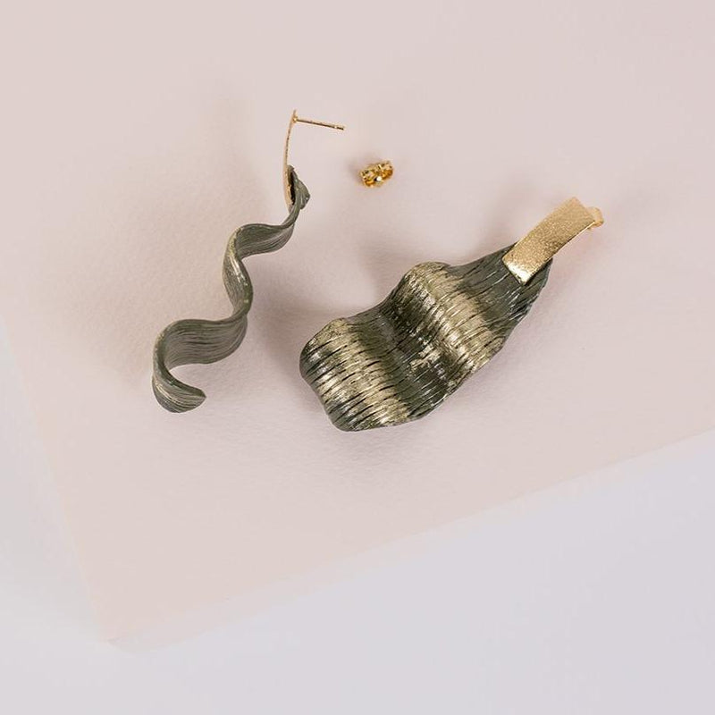 Aretes largos HOJA de porcelana verde y oro